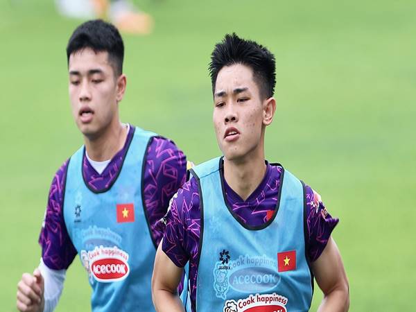 Bóng đá VN 19/4: HLV Hoàng Anh Tuấn đón tin dữ